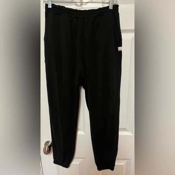 NWT Vuori Boyfriend Jogger in Black Heather Size Small - Picture 3 of 8